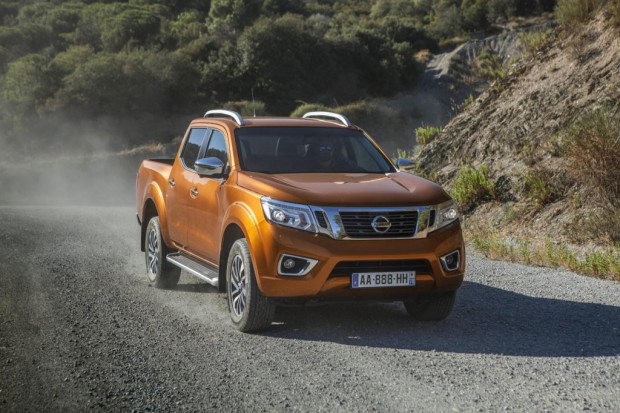 2016 Nissan navara np300 driving off-road